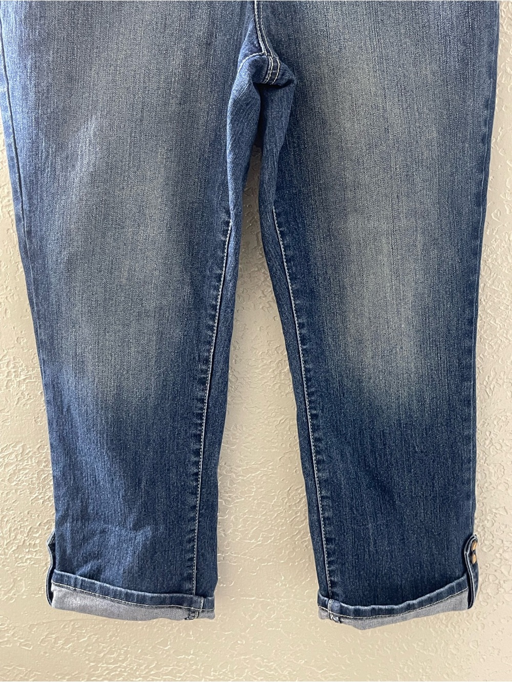 Nine West Women’s Medium Blue Cropped Jeans with Cuffed Hem Size 8 - Picture 3 of 9